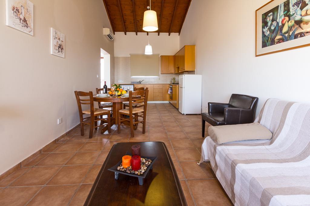 G&E Beach Apartments Polis 外观 照片