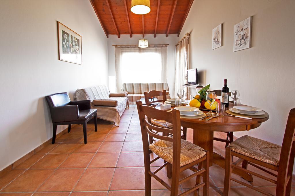 G&E Beach Apartments Polis 外观 照片